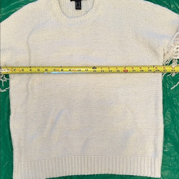 Sweater with shredded sleeves - Picture 7 of 8